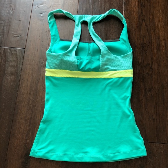 Nike workout top with sewn in bra - Picture 2 of 3